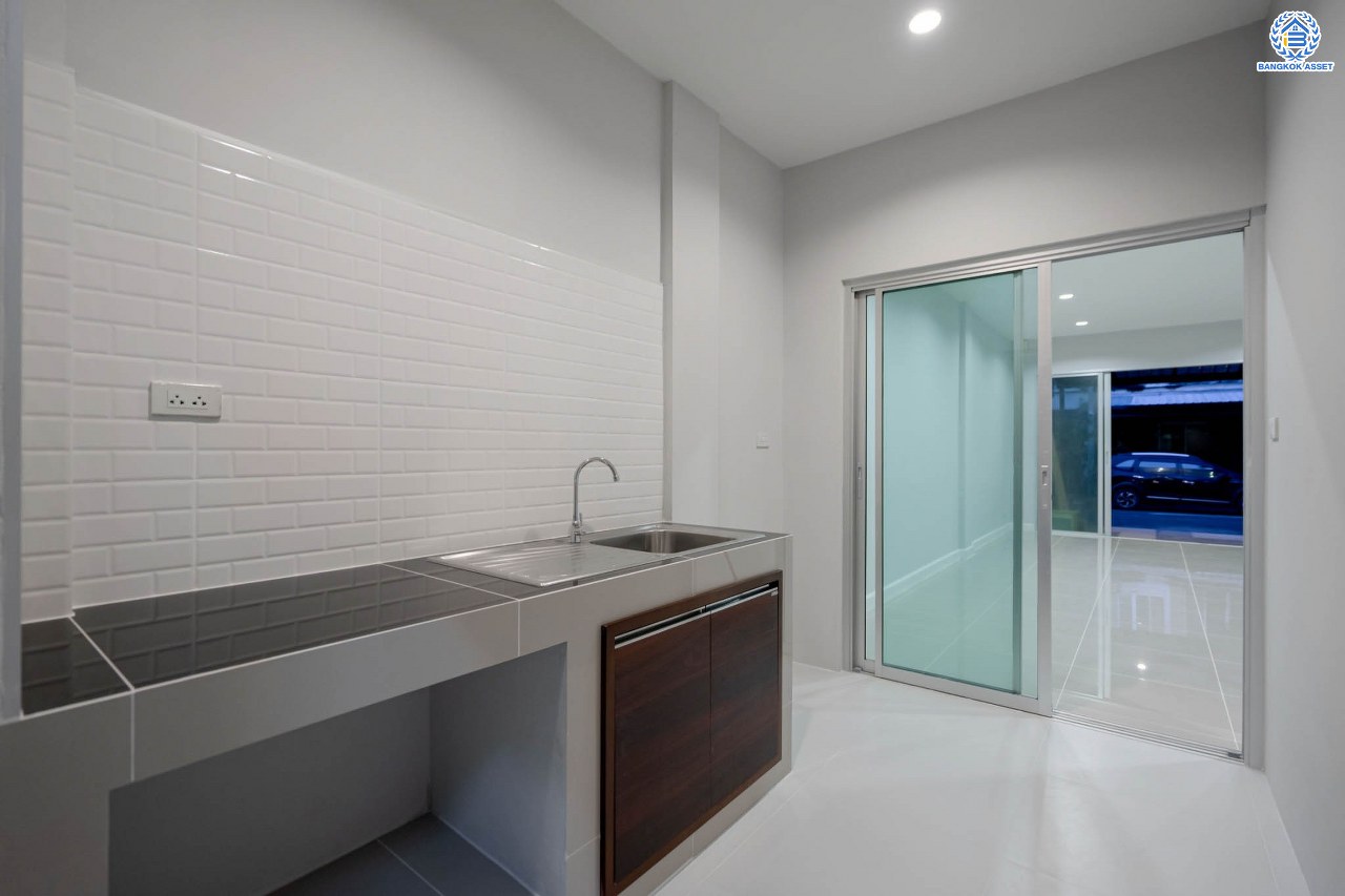 บ้านมือสองตกแต่งใหม่ ดีไซน์สวย ม.วิสต้าปาร์ค รัชดา-รามอินทรา เนื้อที่ 22.3 ตร.ว. ฟังก์ชัน 4 ห้องนอน 4 ห้องน้ำ จอดรถได้ 2 คัน รองรับทุกกิจกรรม บนทำเลเชื่อมต่อหลายเส้นทาง อาทิ ถนนประเสริฐมนูกิจ และถนนนวมินทร์ ใกล้รถไฟฟ้าสายสีชมพู "สถานีนพรัตน์" และจุดขึ้นทางด่วน "รามอินทรา"